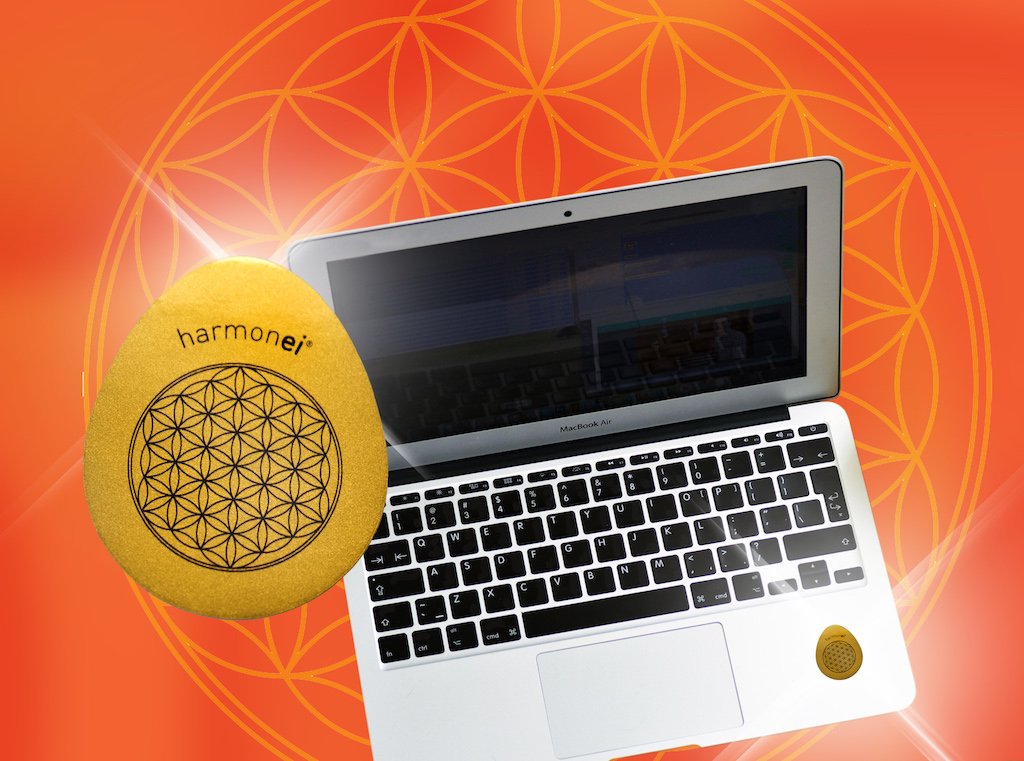 Schutz vor elektromagnetischen Strahlen durch WLAN-Router, Laptop oder PC mit dem WLAN-Schutz harmonei® Aufkleber, der auf elektromagnetische Felder positiv wirkt und sie harmonisiert. 